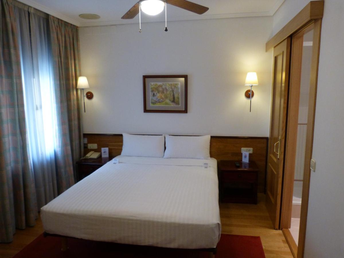 Hostal Navarra Pamplona Bagian luar foto