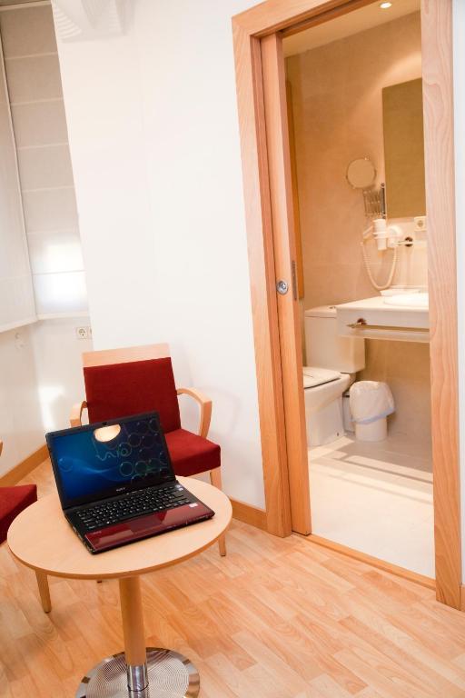 Hostal Navarra Pamplona Bagian luar foto